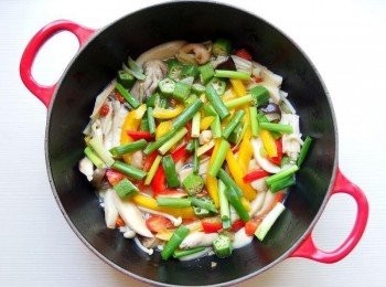 step5: 將甜椒,秋葵,蔥段加入，稍做翻炒，即可熄火。