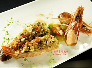 step8: 從烤箱取出在撒上黑胡椒與鯷魚，即可上桌享用香噴噴的異國料理喔^^~