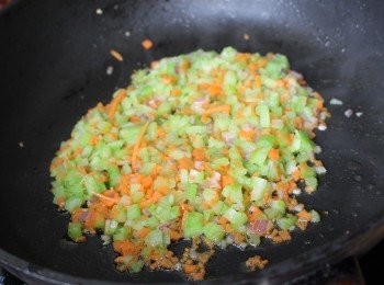 step2: 準備煎鑊開中火，下橄欖油及洋蔥炒香後，加入甘荀及西芹略炒