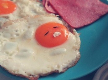 step4: 煎好的荷包蛋.取一點蛋白做成嘴巴.海苔剪成細條裝飾眼睛