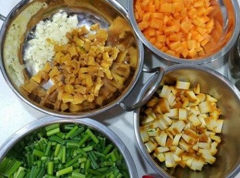 step1: 先準備好材料； 洗淨，切粒。