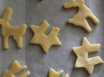 step6: 麵團確實冷藏1小時後取出~桌面灑適量的麵粉~將麵糰擀開~約擀0.2公分厚度~這次選用耶誕圖型~壓模時也可以在模框邊沾些粉~比較好操作~壓模~剩下麵團再集結成團再壓模~若麵糰軟了難操作別一直沾粉~記得再回去冰一下!!最後記得用刀切一個缺口~長約3公分~寬1公分~才可以卡在杯緣處!!