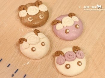 step7: 【小羊湯圓】做法：
① 糯米團搓成圓球後稍微壓扁，作為「小羊臉」。

② 取少量不同色的糯米團，搓成細長條狀後再繞成螺旋形，如圖擺上，作為小羊的「捲捲瀏海」。

③ 取少量<span class="group_2">咖啡色糯米團</span>搓成細長條狀後，從一端稍捲起，作為「羊角」黏上。

④ 再以白色/<span class="group_2">咖啡色糯米團</span>搓成小圓點上，作為圓滾滾的「小羊眼睛」即可。