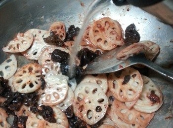 step6: 加適量食用開水用中火煮約3-4分鐘