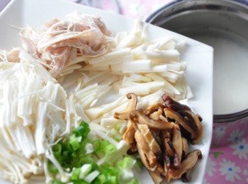 step2: 另外再取一量杯白米，放入鍋中以溫冷水，以手指尖順時針輕輕繞洗再瀝水，反覆三次，再將洗淨白米放入內鍋中，取出放2.5量杯水倒於內鍋，外鍋為1.2杯冷水