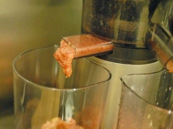 step4: 將水果放入輸送管內，開動操作，就可輕鬆榨出果汁，而另一個出口則會將水果渣流出，水果渣很乾身，榨出最多的果汁