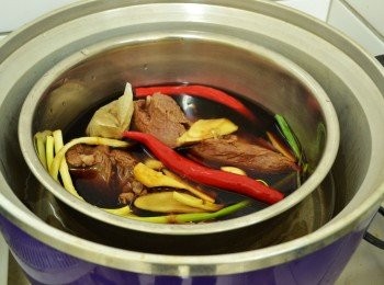 step3: 外鍋置入4杯水，按下開關即可。