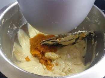 step4: 加入南瓜蓉及切碎既Fetta cheese，打拌至均勻