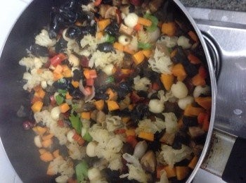 step3: 將切好粒的釀料用紅蔥頭少許油爆香依序放入冬菇、云耳、雪耳蓮子、紅棗先爆炒香攢酒，冬菇水、蠔油、塩糖、麻油等。後下甘荀、中芹略炒關火