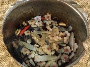 step6: 加入蒟蒻後，再熬煮5分鐘，關火醃製5小時。