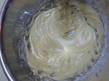 step3: 將一半麵粉及一半乳酪加入(2),,用電動打蛋器攪勻