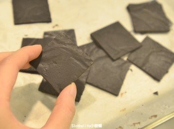 step9: 巧克力脫模時請勿往巧克力片中心壓，請用指腹的力量慢慢沿方形模的邊緣施力使巧克力片掉落，較不易碎