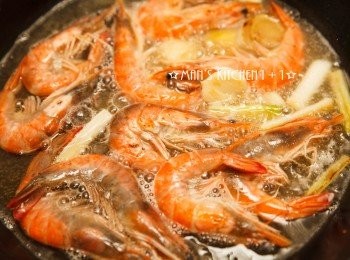 step3: 加入啤酒開大火煮滾，並將蝦子煮熟。