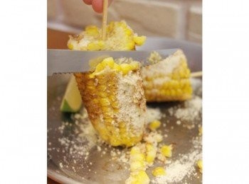 step12: 마약옥수수麻藥玉米怎麼吃呢^^? 把它立起來用刀子把玉米粒刮下來 ~~~~