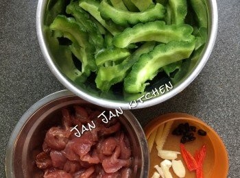 step1: 預備好材料。豬肉用少許鹽、糖、胡椒粉、豉油稍醃。