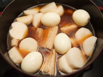 step3: 接著加入水並開大火煮滾。