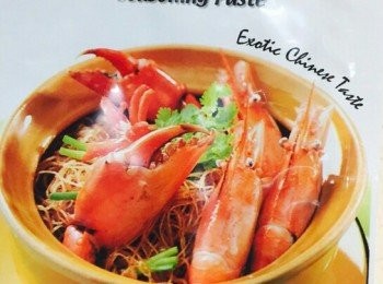 step3: 再落泰式粉絲蝦醬加半碗水再落粉絲炒勻，煮3分鐘。