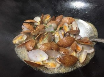 step6: 關蓋煮3-4分鐘至花甲全開即成