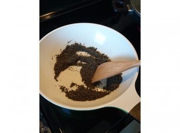 step1: 白鑊炒香芝麻，灘涼備用