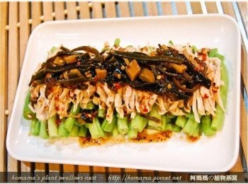 step6: 最後將青檸酸辣黑菇醬夾放於最上層，並淋上些許醬汁來增味。