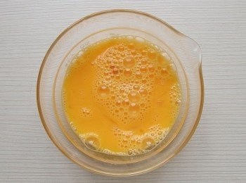 step4: 將蛋打成蛋汁，準備做成蛋絲。
