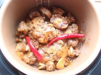 step7: 將炒好的牛肉塊及醬汁都移至電鍋的內鍋裡。