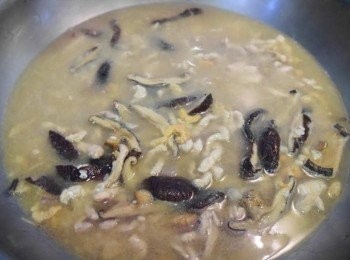 step5: *加入大骨湯，蝦米水，香菇水。繼續翻炒。再加入500ml的水。蓋鍋小火悶煮15分。