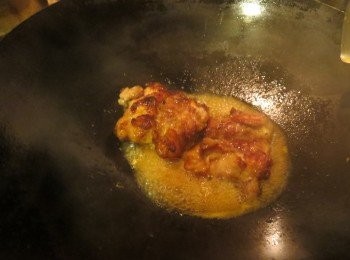 step3: 加如橙汁<span class="group_3">調味料</span>和少許水煮熱，再放入<a href="https://bit.ly/2ZxapeY" target="_blank" data-keyword="雞扒" class="guide-link"><strong>雞扒</strong></a> <span style="display:inline-block;vertical-align:middle;margin-top:-3px;color:initial;border-radius:3px;padding:2px 3px;font-size:12px;line-height:14px;background:#87d300;color:#fff;">即買</span> 燜一下就行了。