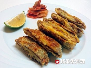 step10: 擠入檸檬汁，口感更清爽。吃豬排配韓式泡菜，變成大人口味，也好對味。大人和小孩的胃，一次滿足。