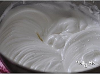 step1: 先打蛋白，再用同一枝撥打蛋黃，這一盆蛋黃、蜂蜜及糖要坐40度熱水打的，千萬不要過熱，先把打起的1/3蛋白拌入蛋黃中拌勻，