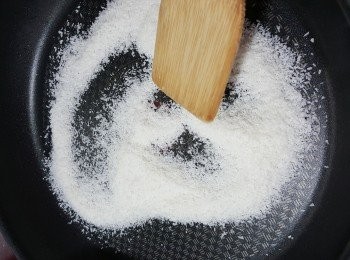 step2: 椰絲用平底鑊用細火,炒到出椰香味即可熄火灘凍待用