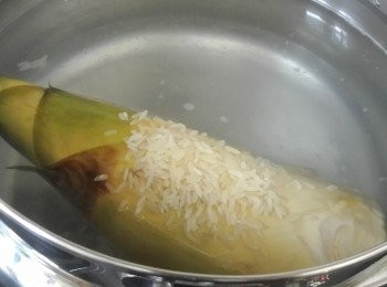step2: 燒一鍋水，把竹筍洗淨後連殼和生米一起放入鍋內，蓋上鍋蓋用小火煮約25分鐘。