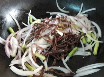 step5: 加入黑木耳拌炒