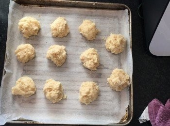 step4: 將拌至濕泥狀既材料輕輕造成球形，放上焗盤，1放入160度焗爐焗15-20分鐘即成！