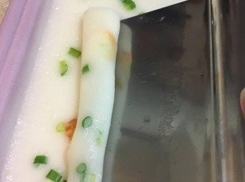 step5: 以大火隔水蒸約 2分鐘，蒸熟後慢慢剷起腸粉邊，捲成條狀便可