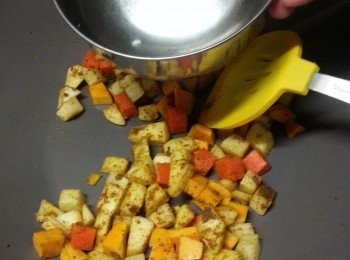 step4: 加入400g食用開水,蓋上蓋煮10分鐘