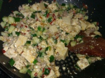 step7: 然後放入豆腐塊快速翻炒幾下，灑些鹽巴調味即可