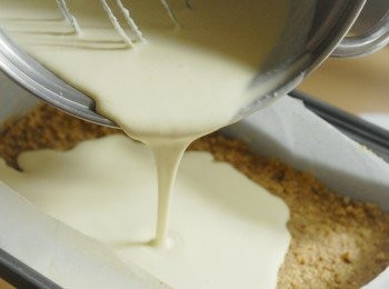 step5: 最後下麵粉拌勻，將麵糊倒入烤盤內，放入已預熱180度焗爐，焗約35至40分鐘