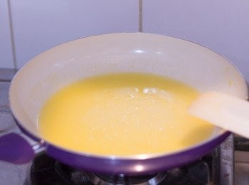 step9: 之後加入已拌勻的吉士粉水，拌勻至煮滾