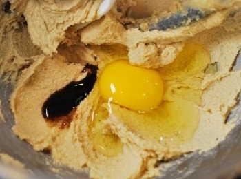 step4: 加入雞蛋與香草膏，攪拌均勻