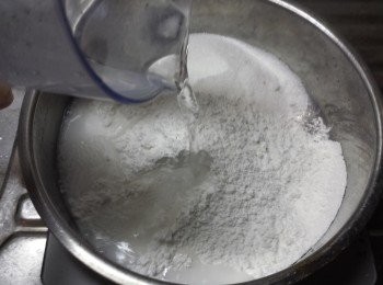 step2: 餘下的暖水緩緩倒入沾米粉及白砂糖中攪拌至完全沒有顆粒。