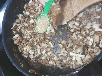 step7: 加入1茶匙砂糖炒勻