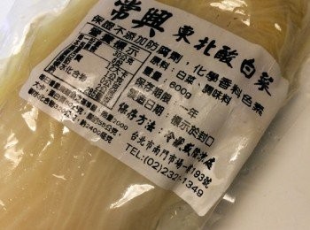 step1: 把酸白菜拆開後取出一半用清水稍微沖洗一下,切成小塊狀放入鍋子中