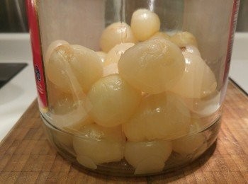 step6: 將果肉放入巳消毒等瓶子裏。