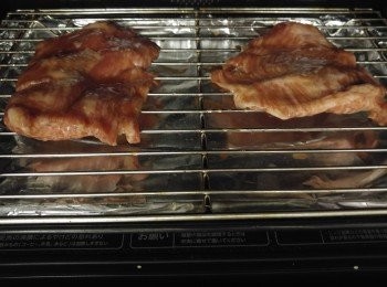 step1: 先將醃料醃豬頸肉幾小時, 預熱水波爐過熱水蒸氣210度或焗爐210度, 放在網架上焗製, <span class="group_2">掃面醬</span>混合備用。