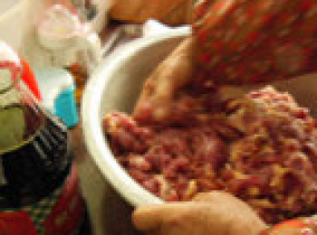 step2: 加入生抽、白糖拌勻，醃過3-4小時（過夜更入味）