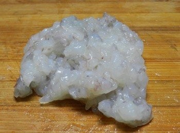 step2: 蝦子去腸泥，將蝦子切塊後剁一下