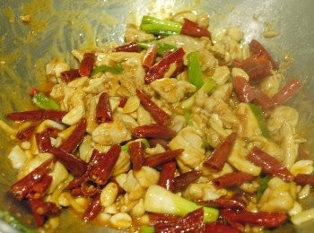 step6: 下所有<span class="group_3">調味料</span>及雞，快炒均勻，最後下花生拌勻即成！