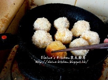 step9: 鑊中加入油 , 放入薯波以半煎炸的方式成金黃色即可