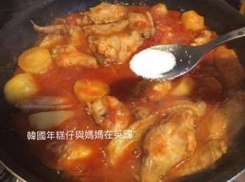 step7: 放入煮食白酒、鹽、糖和適量胡椒粉拌勻，關蓋煮熟<a href="https://bit.ly/3zHU5V3" target="_blank" data-keyword="雞翼" class="guide-link"><strong>雞翼</strong></a> <span style="display:inline-block;vertical-align:middle;margin-top:-3px;color:initial;border-radius:3px;padding:2px 3px;font-size:12px;line-height:14px;background:#87d300;color:#fff;">即買</span> 和薯仔。